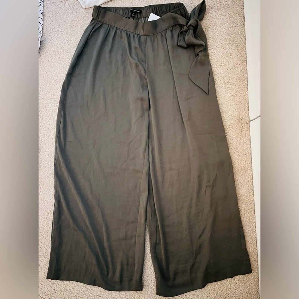 Banana republic pants. Super comfy and stylish.